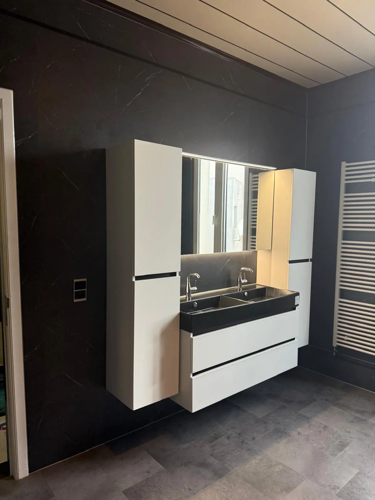 Marmerlook badkamer na renovatie