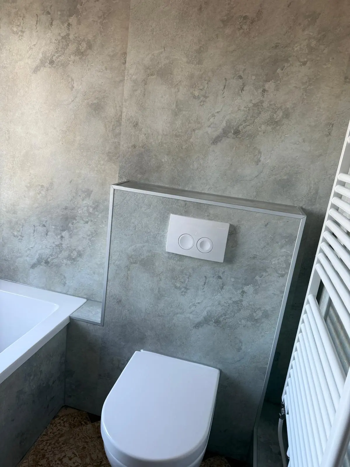 Marmerlook badkamer na renovatie
