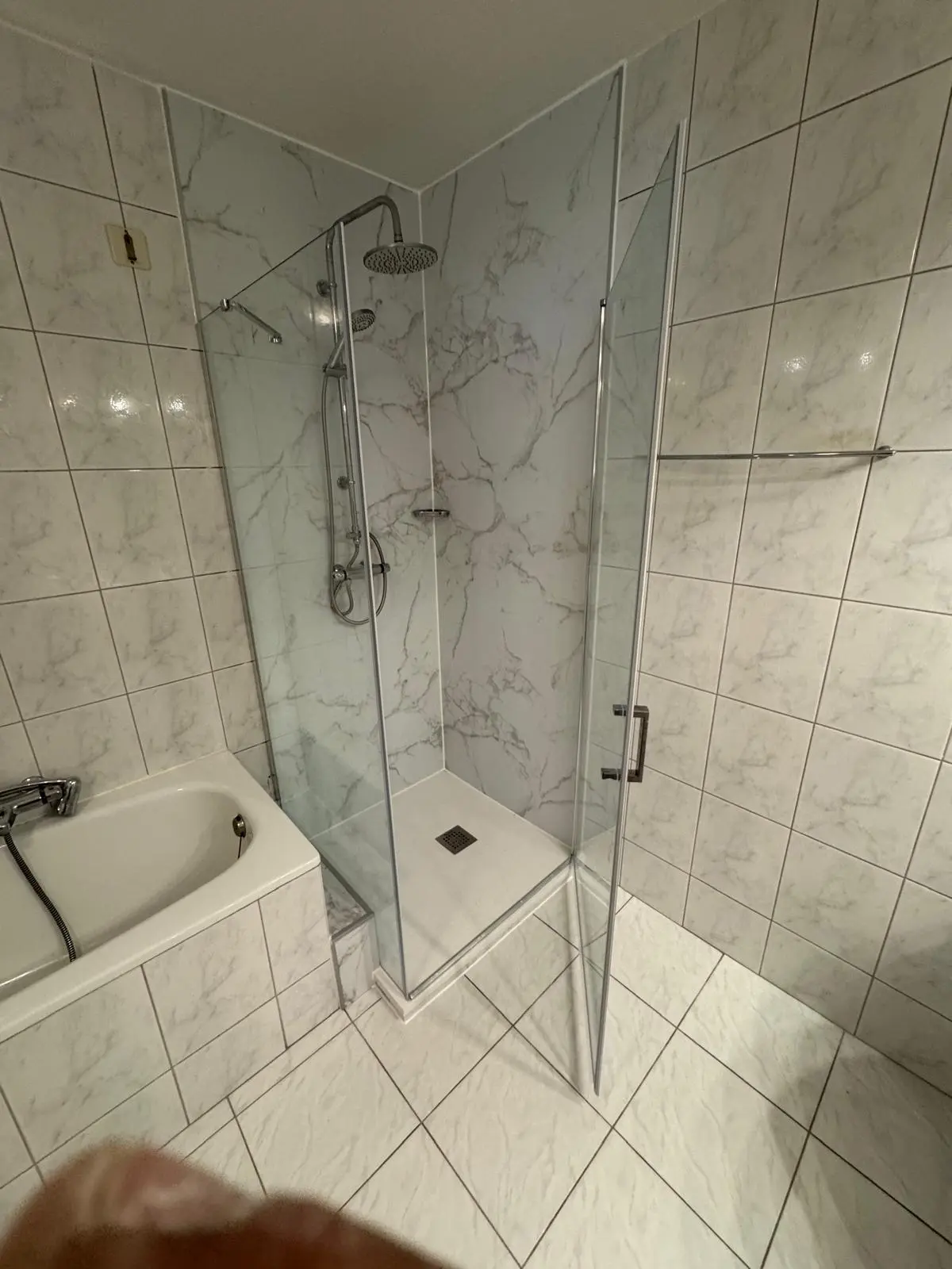 Marmerlook badkamer na renovatie