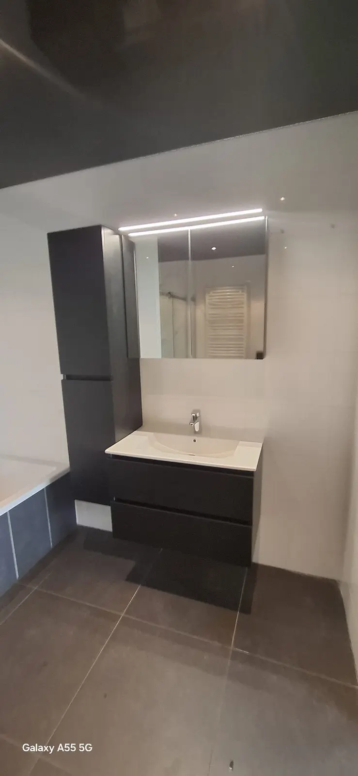 Marmerlook badkamer na renovatie