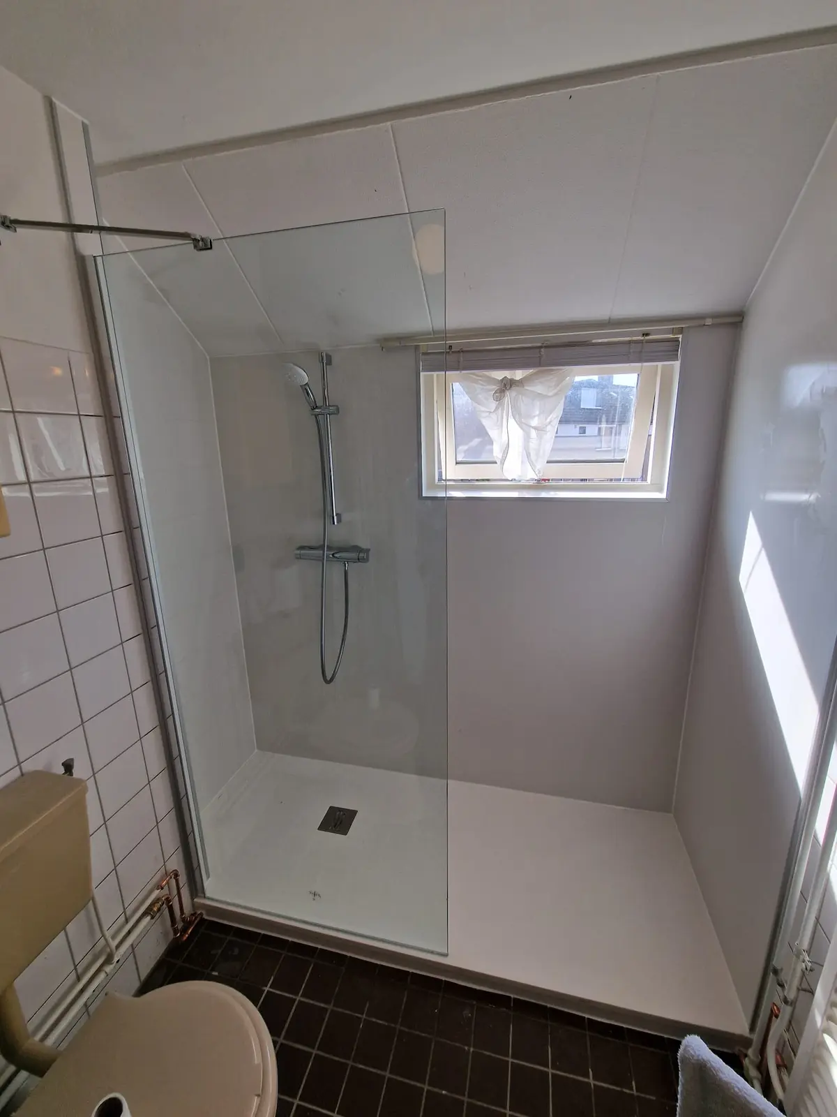 Marmerlook badkamer na renovatie