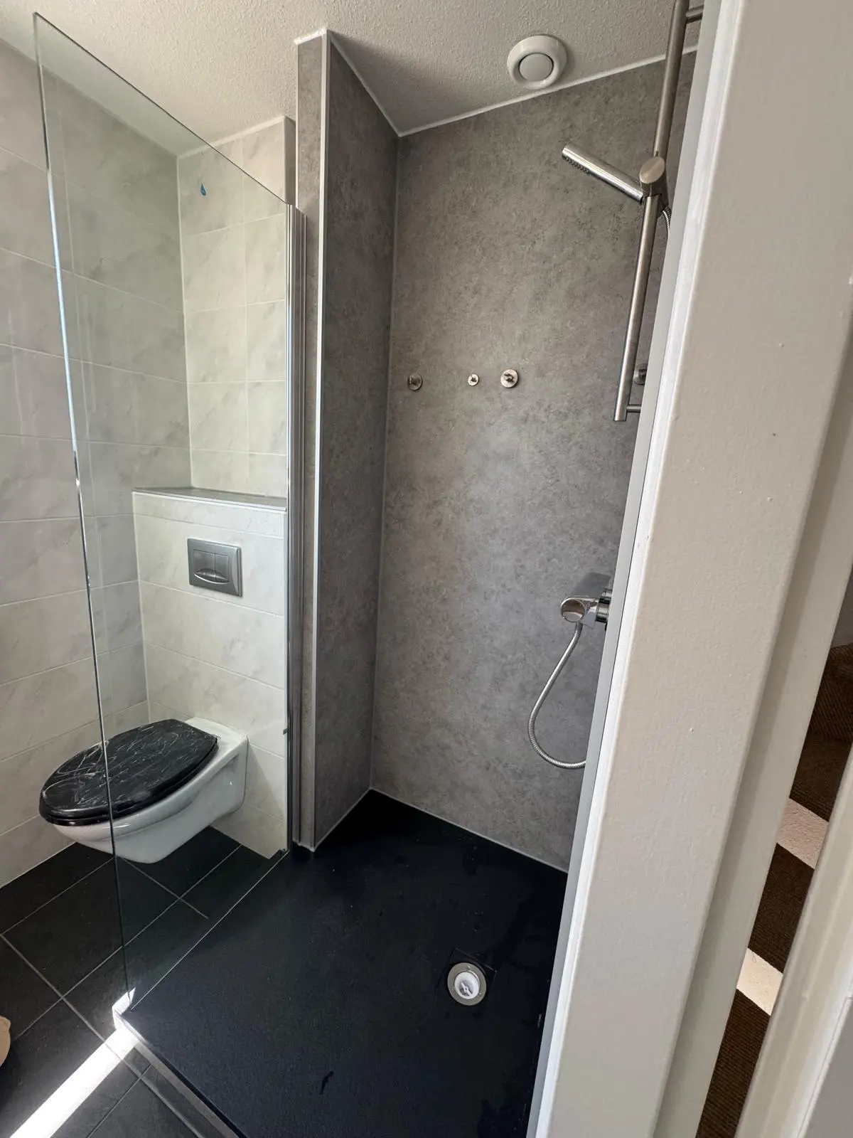 Marmerlook badkamer na renovatie