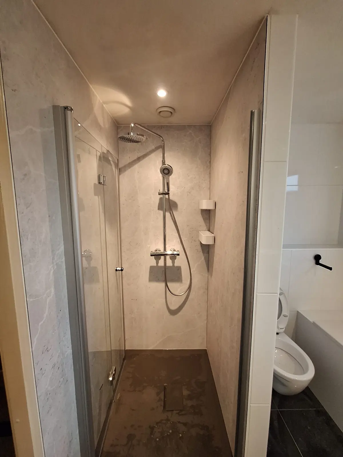 Marmerlook badkamer na renovatie