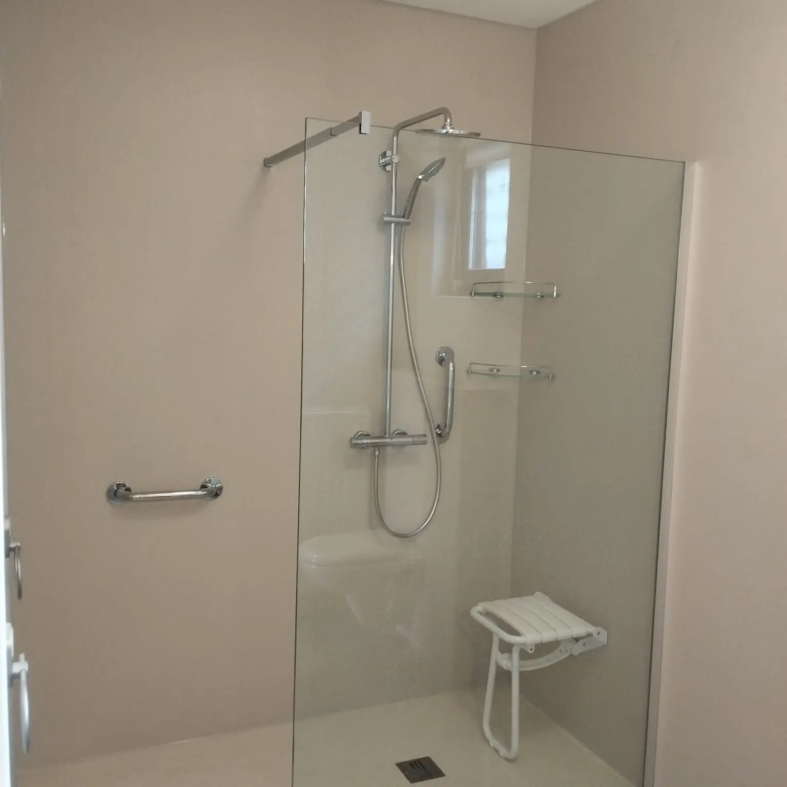 Marmerlook badkamer na renovatie