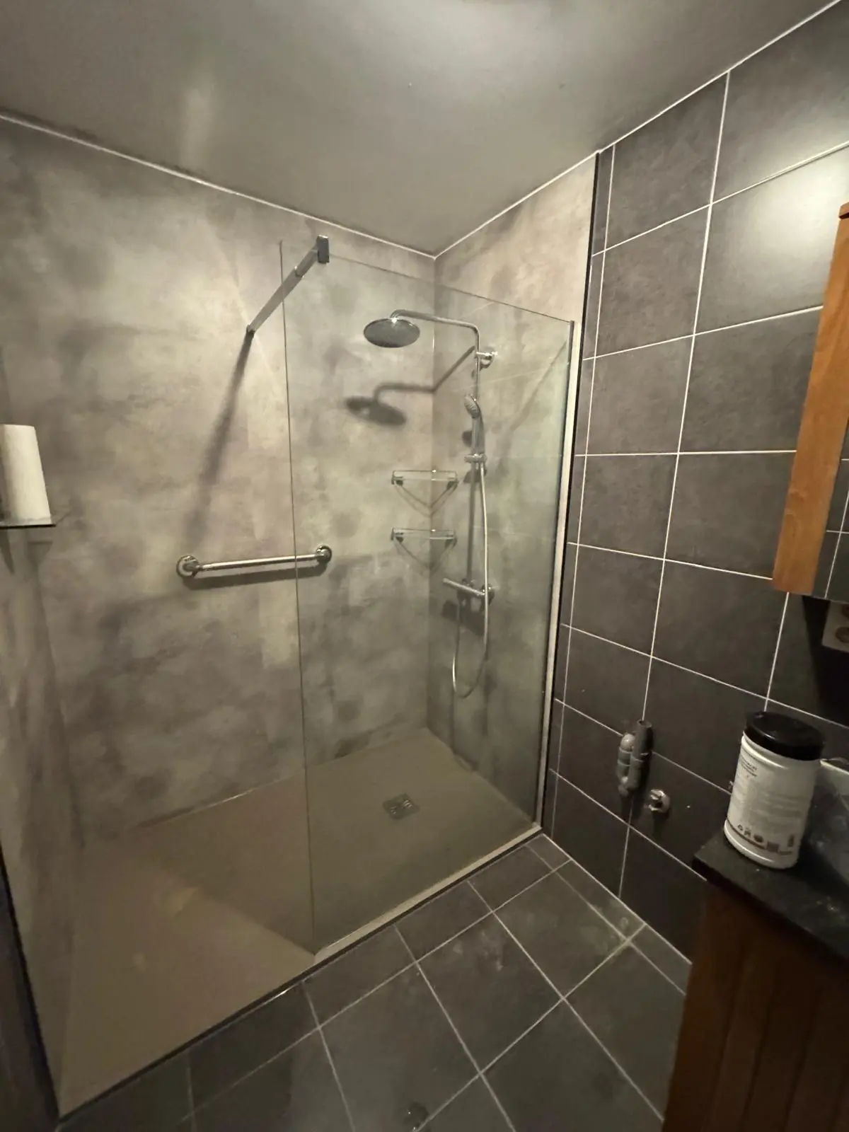 Marmerlook badkamer na renovatie