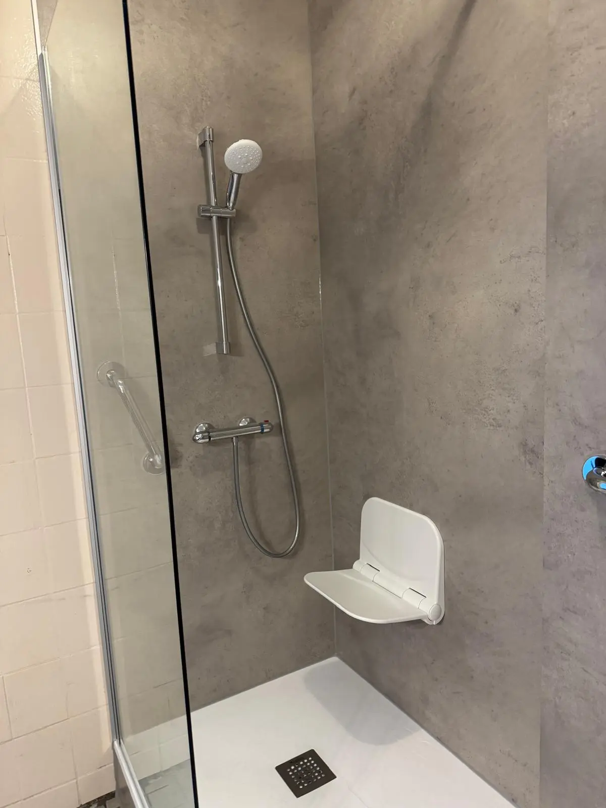 Marmerlook badkamer na renovatie