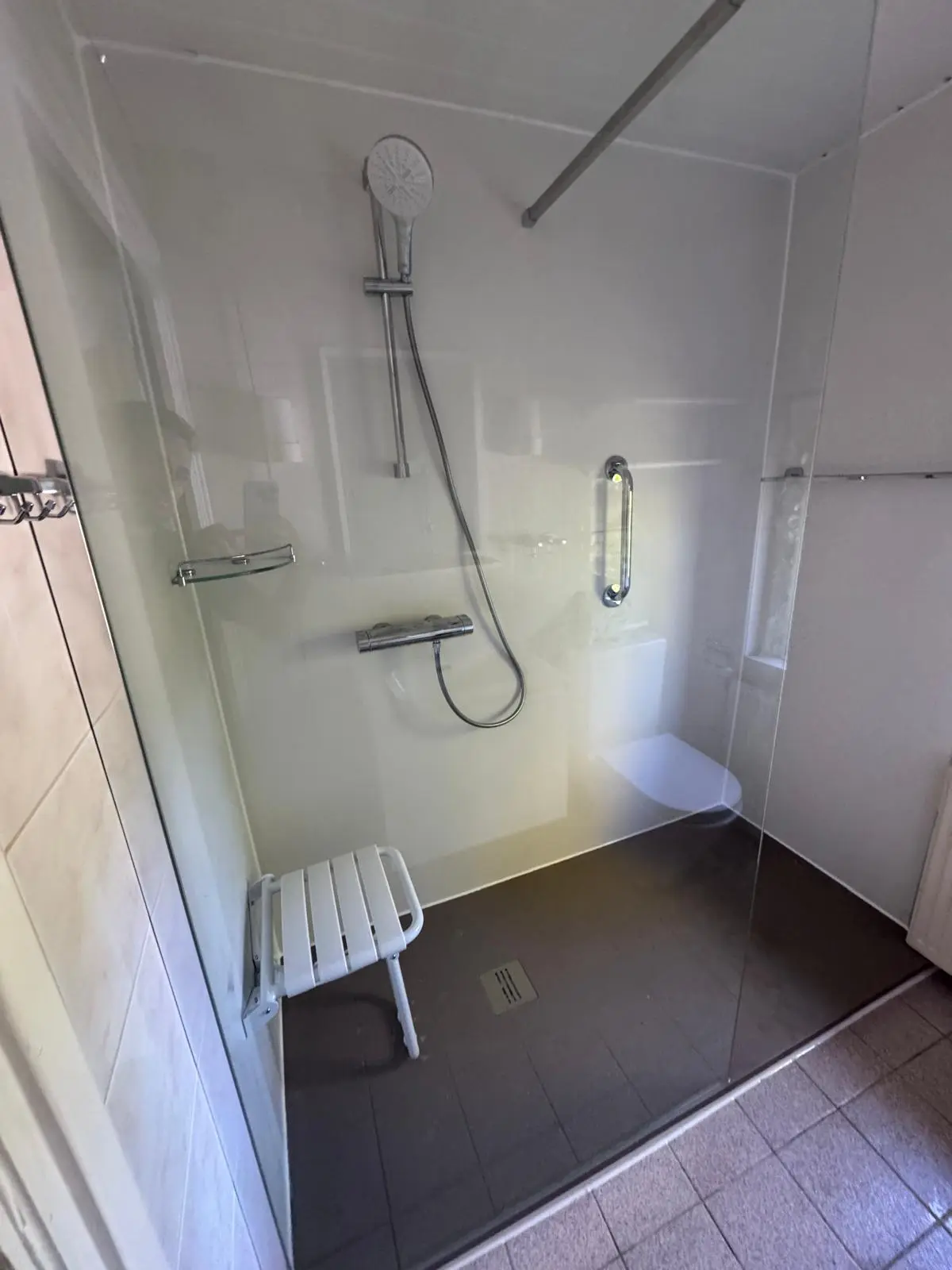 Marmerlook badkamer na renovatie