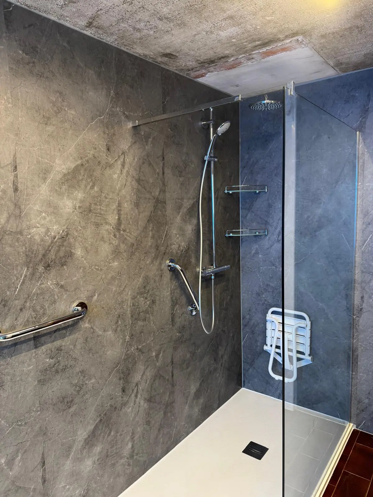 Marmerlook badkamer na renovatie