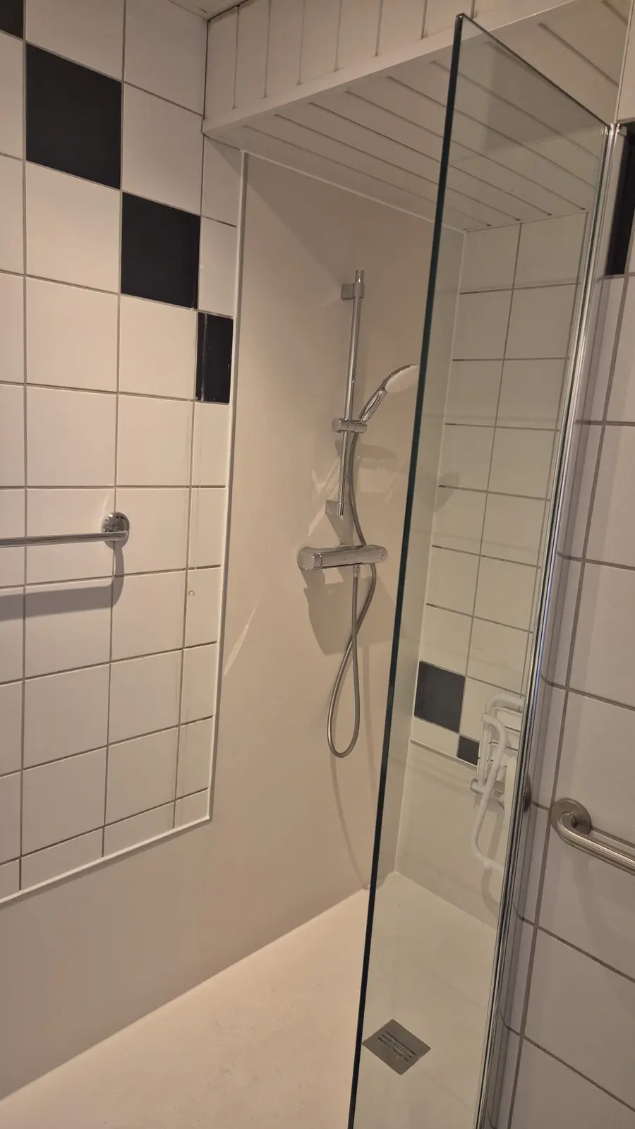 Marmerlook badkamer na renovatie