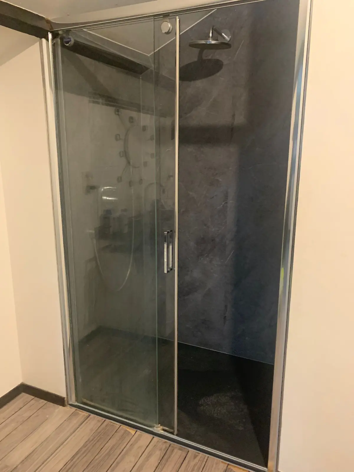 Marmerlook badkamer voor renovatie